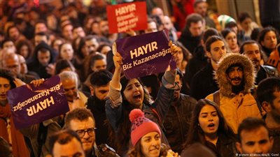 المعارضة التركية تطالب بإلغاء نتائج الاستفتاء وبروكسل تدعو لتحقيق