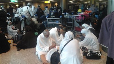 بالصور.. زحام وتكدس بين معتمري الخطوط السعودية في مطار القاهرة