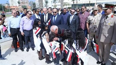 ‎طلاب بورسعيد يشاركون المحافظ في وضع الزهور على النصب التذكاري