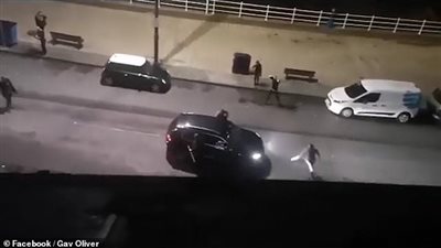 سيارة تطارد المارة أعلى الرصيف بشكل متهور (فيديو وصور)
