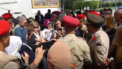 جيهان السادات تزور قبر الزعيم الراحل والجندي المجهول بذكرى نصر أكتوبر (فيديو)