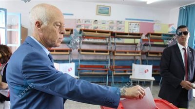 قيس سعيد يدلي بصوته في الانتخابات التشريعية التونسية (فيديو وصور)