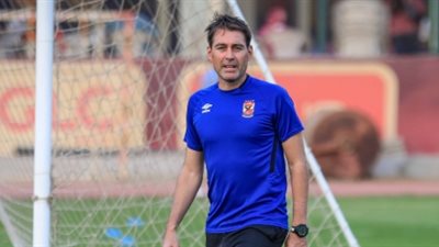 فايلر يعقد محاضرة نظرية للاعبي الأهلي قبل انطلاق المران