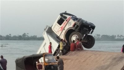 سقوط سيارة نقل محملة بالطمي من أعلى معدية نيلية ببني سويف