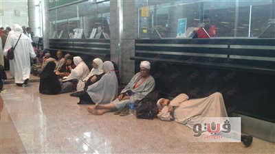 بالصور.. مأساة معتمري الخطوط السعودية بمطار القاهرة.. تأخر إقلاع 14 رحلة إلى جدة والمدينة المنورة... الدفع بأعداد استثنائية من العاملين.. والسائحون يتداولون صور المعتمرين يفترشون الأرضيات