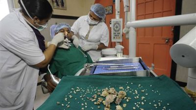 بالصور.. شاب يجري عملية جراحية لخلع 232 