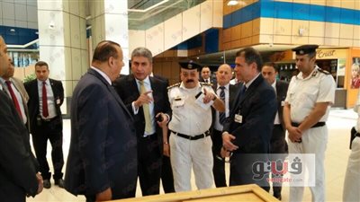 بالصور.. وزير الطيران يتفقد سير العمل بمطار شرم الشيخ الدولي