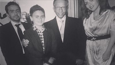 ياسين أحمد السقا يستعيد ذكريات طفولته بصورة مع والدته