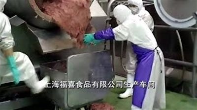 بالفيديو.. إغلاق شركة صينية تبيع «لحومًا» فاسدة