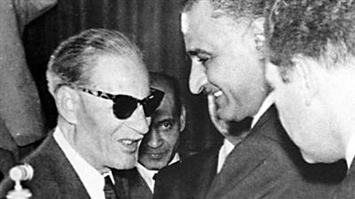 عبد الناصر يمنح طه حسين قلادة النيل في عيد العلم