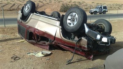 مصرع طفلة وإصابة والديها إثر انقلاب سيارة بالوادى الجديد
