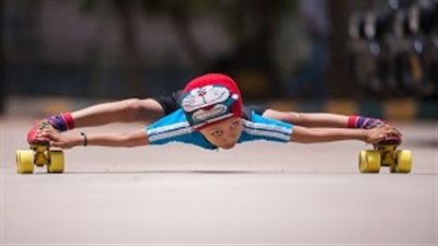 بالفيديو والصور.. طفل هندي يتزلج تحت 39 سيارة في نصف دقيقة