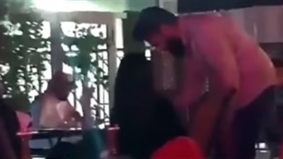 لحظة تحرش لبناني بفتيات سعوديات داخل مقهى (فيديو)