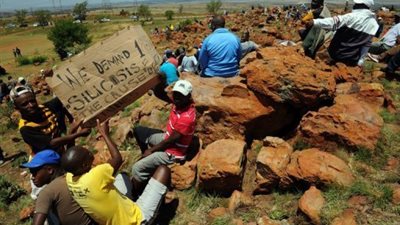 حكومة جنوب أفريقيا تفاوض عمال المناجم تلافيًا لتجدد مشكلات العامين الماضيين