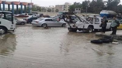 كثافات مرورية بشارع فيصل بسبب كسر ماسورة صرف صحى