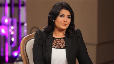 منى الشاذلي تسجل حلقة خاصة مع كارمن سليمان وزوجها في «معكم»