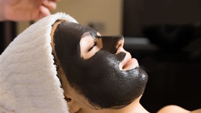 «قناع العسل الأسود بالزبادي» لشعر ناعم كالحرير