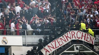 بالصور.. اشتباكات بين جمهور بايرن ميونخ والشرطة الإسبانية