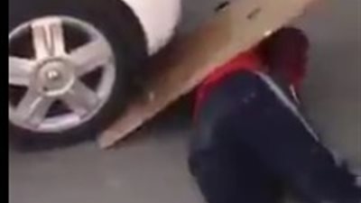 بالفيديو.. نجاة شاب من الدهس أسفل إطارات سيارة