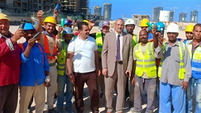 تسليم 173 نظارة طبية وإجراء 26 عملية جراحية  للعمال بالعلمين الجديدة