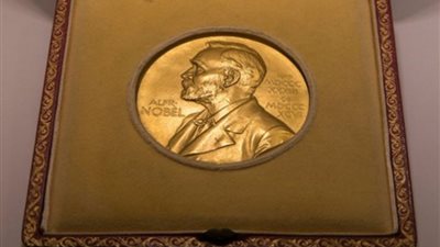 3 علماء يتقاسمون جائزة نوبل في الطب