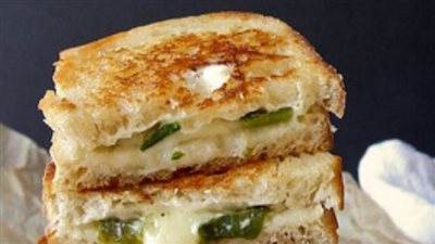 طريقة عمل ساندوتش الجبنة الساخنة بالفلفل الحار