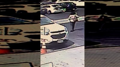 رد فعل صادم لسائق سيارة دهس امرأة في ساحة انتظار السيارات (فيديو)