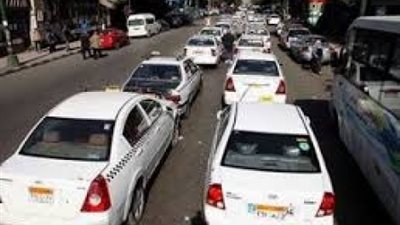 سائقو الأجرة يقطعون الطريق بجوار مصنع السكر في كوم أمبو