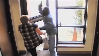 عجوز تلقن لصا مسلحا حاول سرقتها درسًا قاسيًا (فيديو)