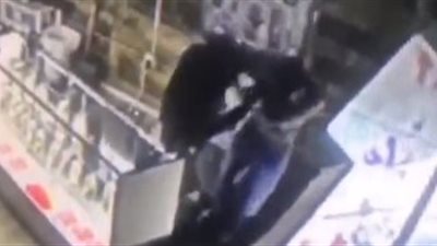 مشاجرة طاحنة بين زبونة وموظفة داخل مقهى (فيديو)