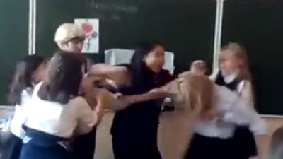 مشاجرة عنيفة بين طالبتين داخل الفصل وأمام المعلمة (فيديو)