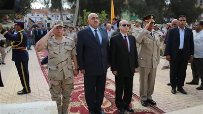 محافظ كفر الشيخ يضع إكليل الزهور على قبر الجندي المجهول بسخا