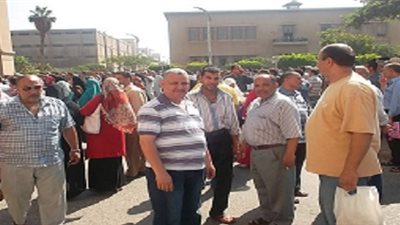 عمال المحلة يحاصرون 