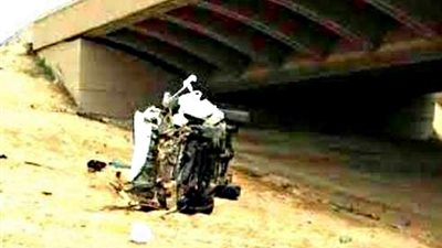 تصادم سيارتين وسقوط إحداهما من أعلى أحد الكباري في السعودية