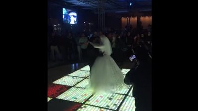 بالفيديو.. مفاجأة فتيات للعروس تشعل حفل الزفاف