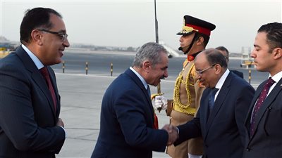 رئيس الوزراء يستقبل نظيره الفلسطيني بمطار القاهرة