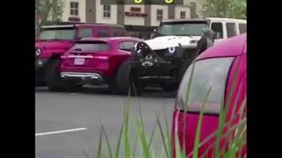 بالفيديو.. شاهد ماذا فعل شاب بسيارته بعد أن وقف بشكل خاطئ