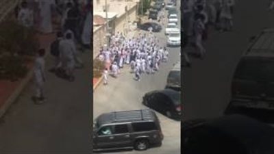 بالفيديو.. مشاجرة عنيفة بين طلاب بالسعودية تتسبب في توقف حركة السير