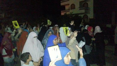 إرهابيو المعزول يتظاهرون أمام قسم شرطة دمياط الجديدة