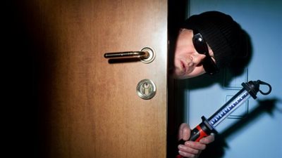 أطرف رسائل اللصوص.. مجهولون يكتبون «غصب عننا» على سبورة مدرسة بدمياط بعد سرقتها.. لص هندى يعتذر بعد فشله في سرقة بنك.. رسالة «سارق الشيكولاته» الأغرب.. وواقعة عيد الميلاد الأبرز