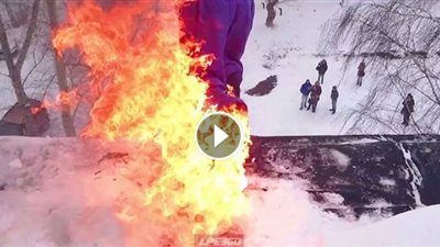 بالفيديو.. شاب متهور يضع نفسه في موقف محرج أمام أصدقائه