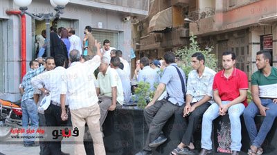 بالفيديو والصور.. «موظفون»: صرف المرتبات ببطاقات الائتمان «بهدلة»