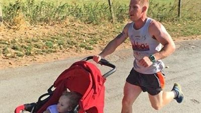 إدارة سباق للركض تحذر رجل من إيقافه بسبب طفلته