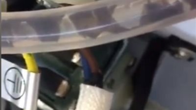 أم تكتشف سر تقيؤ توأمها يوميا (فيديو وصور)