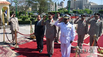 محافظ الإسكندرية يضع الزهور على النصب التذكاري للشهداء