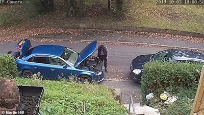 شاهد كيف خدع رجلان امرأة لشراء سيارتها بأبخس سعر (فيديو وصور)