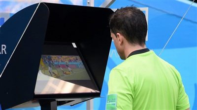 لشحن هاتفه.. عامل يتسبب في تعطل تقنية VAR بالدوري السعودي