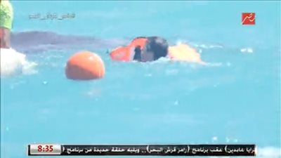 بالفيديو.. محمد محيي يسبح في المياه هربًا من مقلب رامز