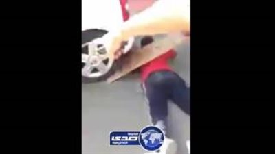 بالفيديو.. شاب يمر بسيارته فوق جسد صديقه