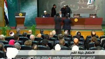 بالفيديو.. وزير الأوقاف يمنح «السيسي» مصحفًا في «احتفال ليلة القدر»